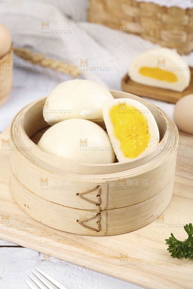 蒸笼里放着奶黄包