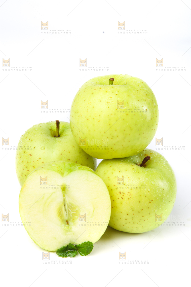 白底上摆放着王林苹果