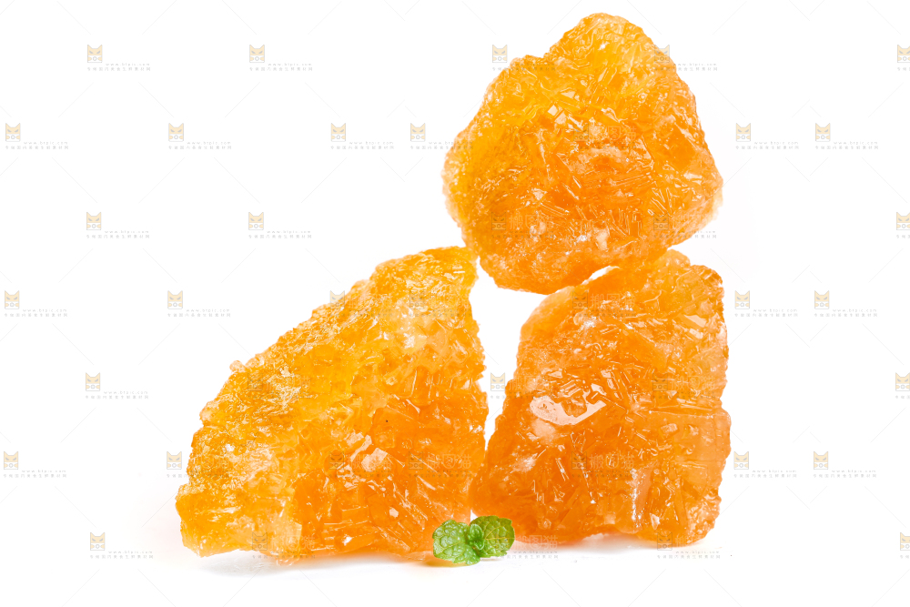 白底上摆放着黄糖块