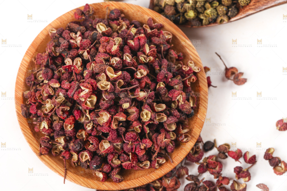 碗里装着大红袍花椒