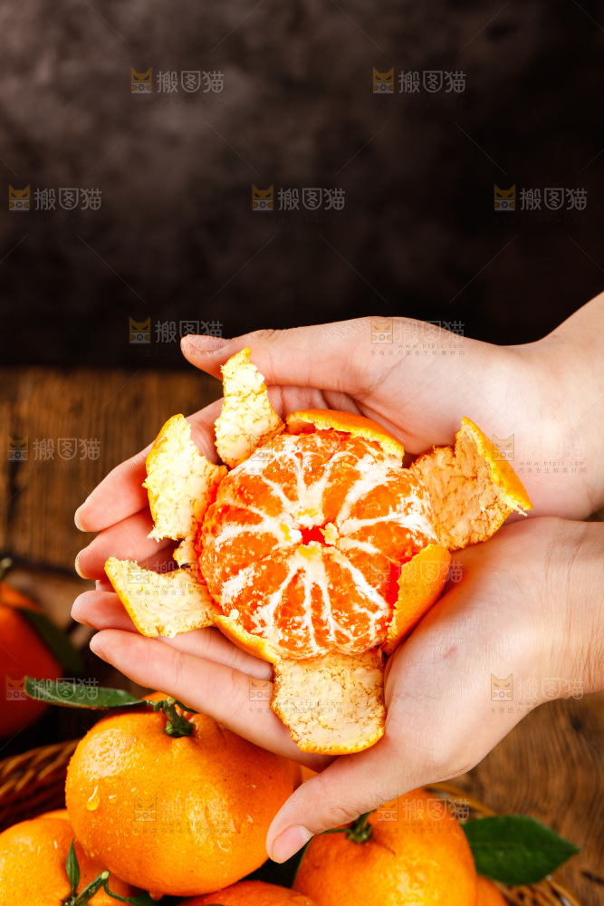 手里拿着橘子