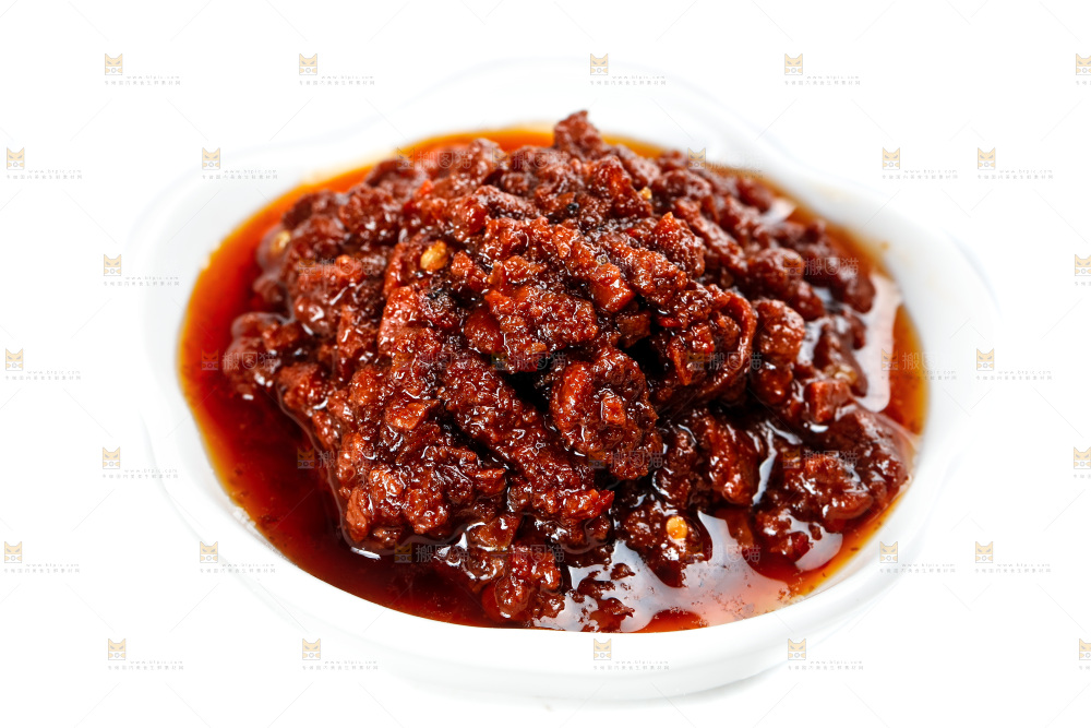 白底上放着一碗牛肉酱