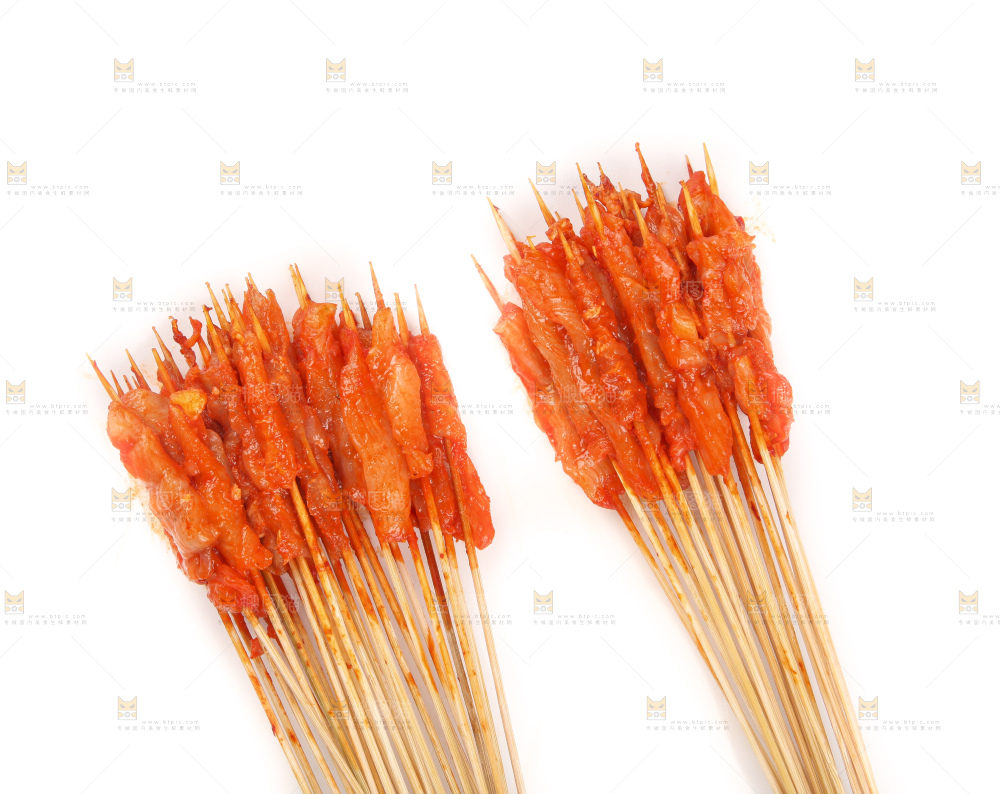 白底上放着肉串