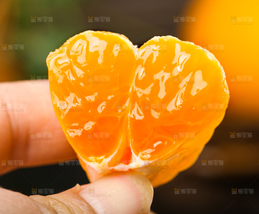 手里拿着新鲜芦柑
