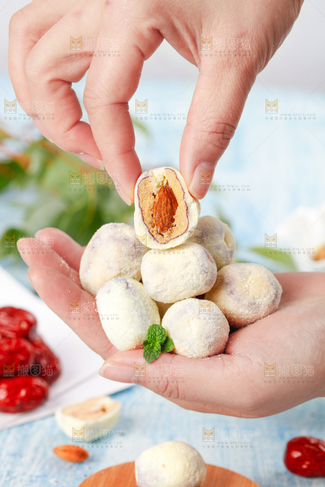 手拿奶枣