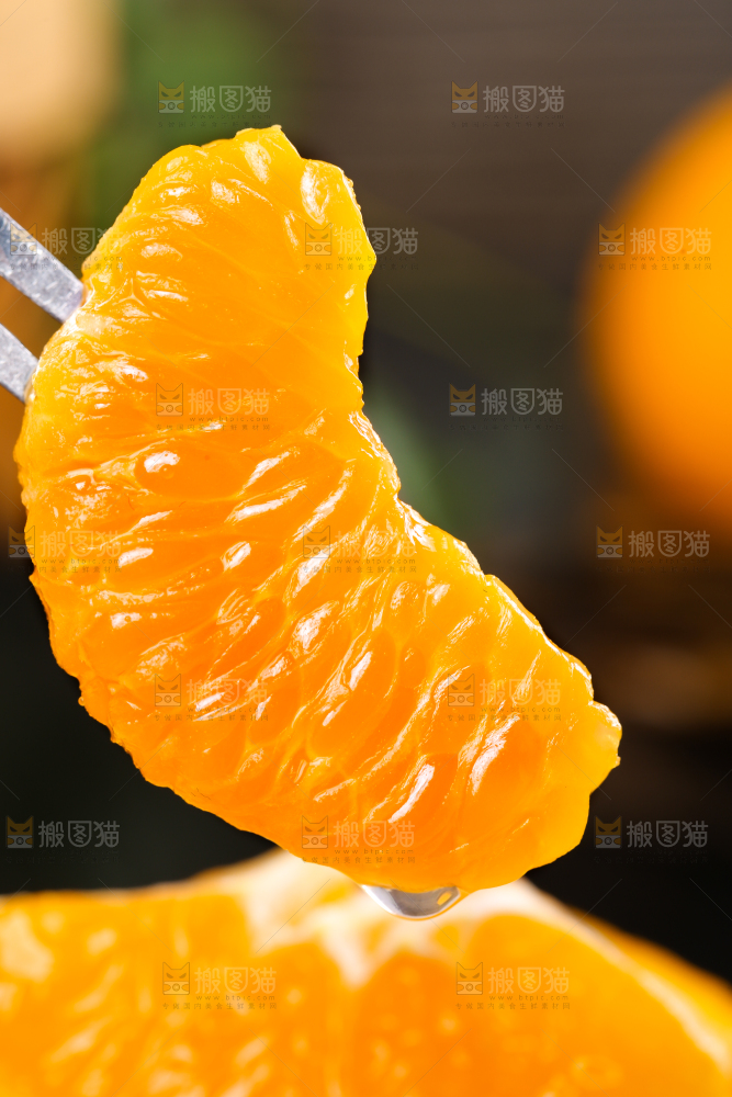 叉子上叉着芦柑果肉