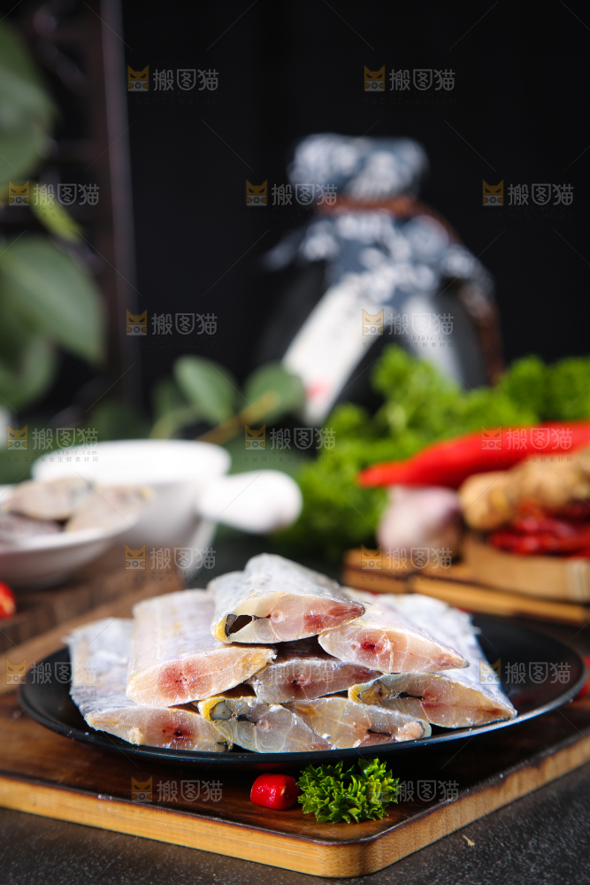 黑石板上放着一盘舟山刀鱼段