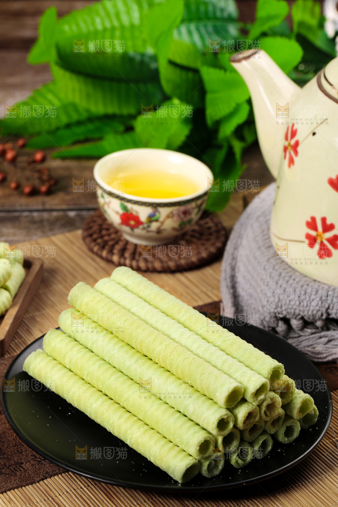 盘子里放着抹茶卷