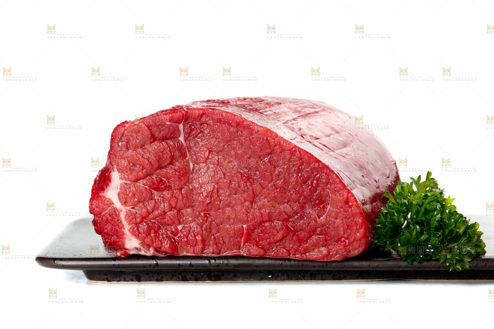 白底上放着一盘鲜牛肉