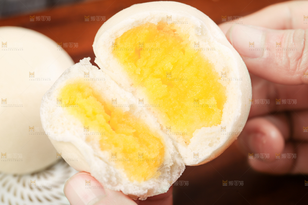 手上拿着奶黄包