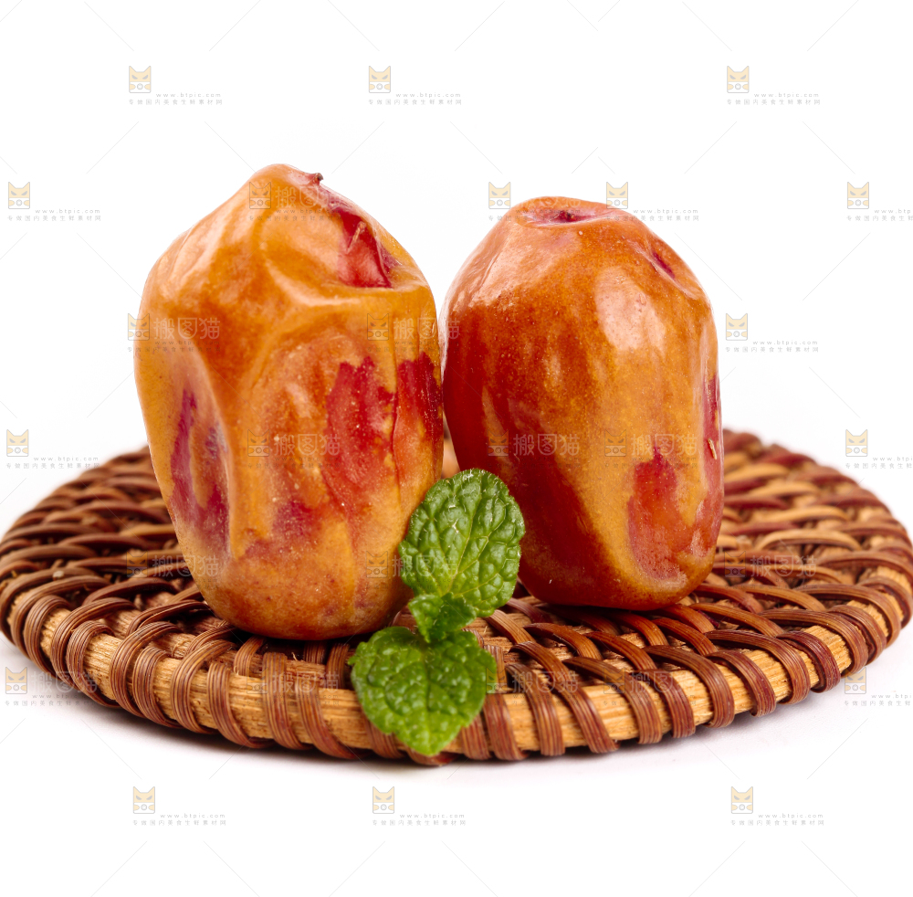 垫子上放着黄椰枣