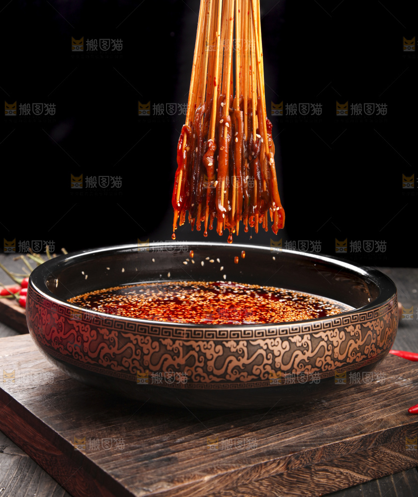 锅里放着鸭肠串