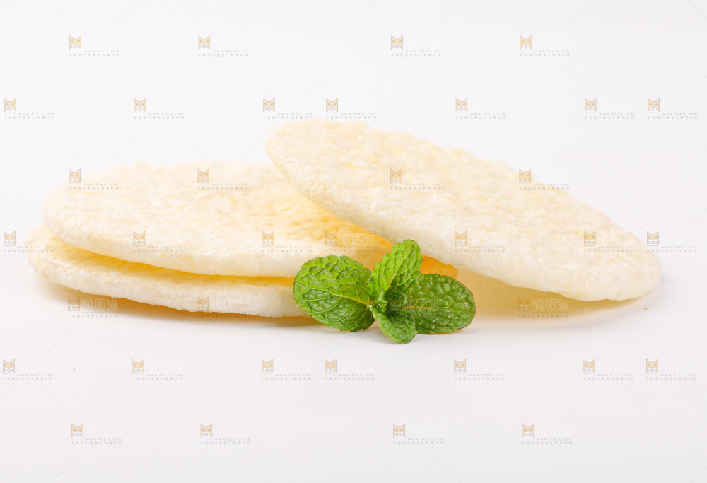 白底上放着米饼