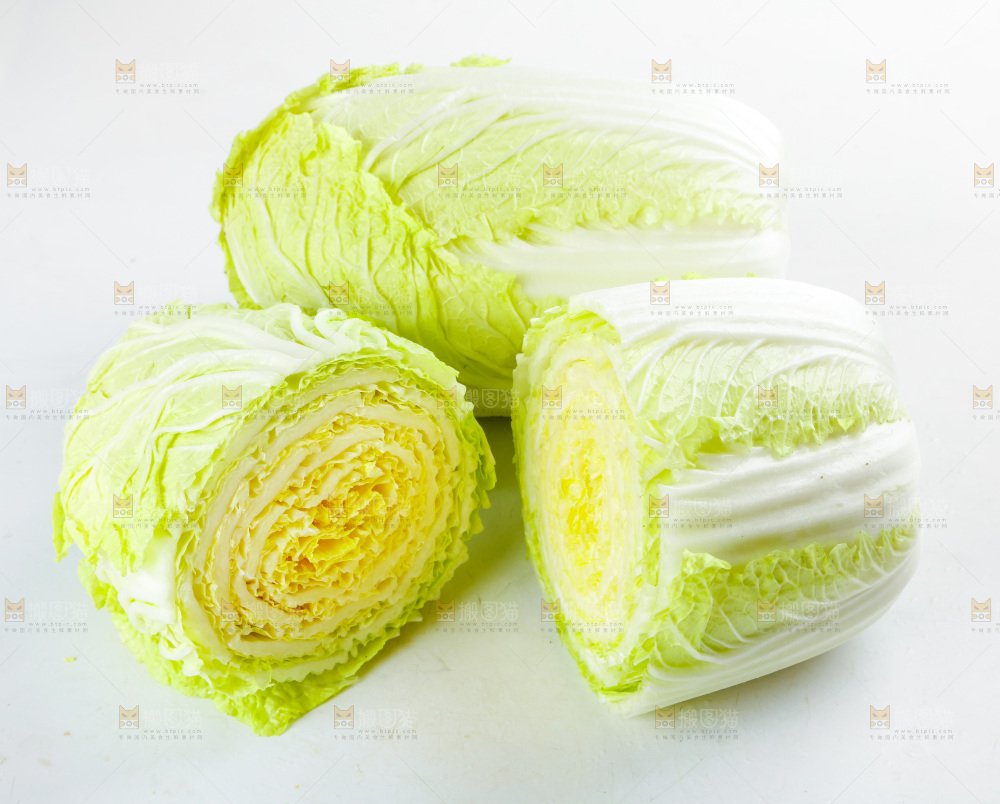 切开的黄心大白菜放在白底上