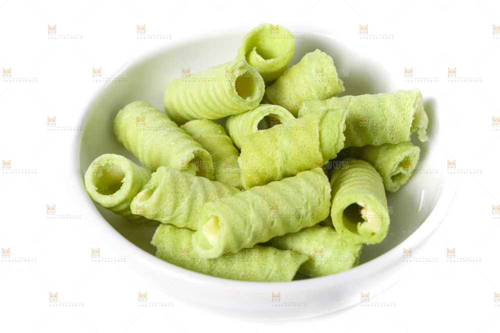 碟子里装着抹茶蛋卷