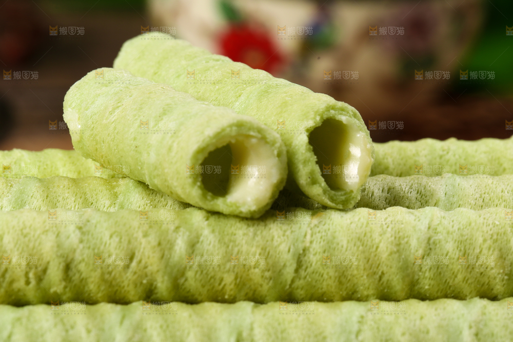 盘子里放着抹茶卷