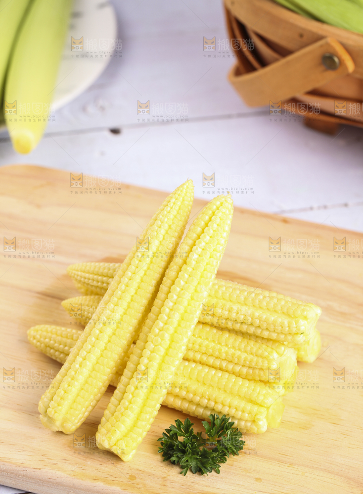 木板上的迷你玉米棒