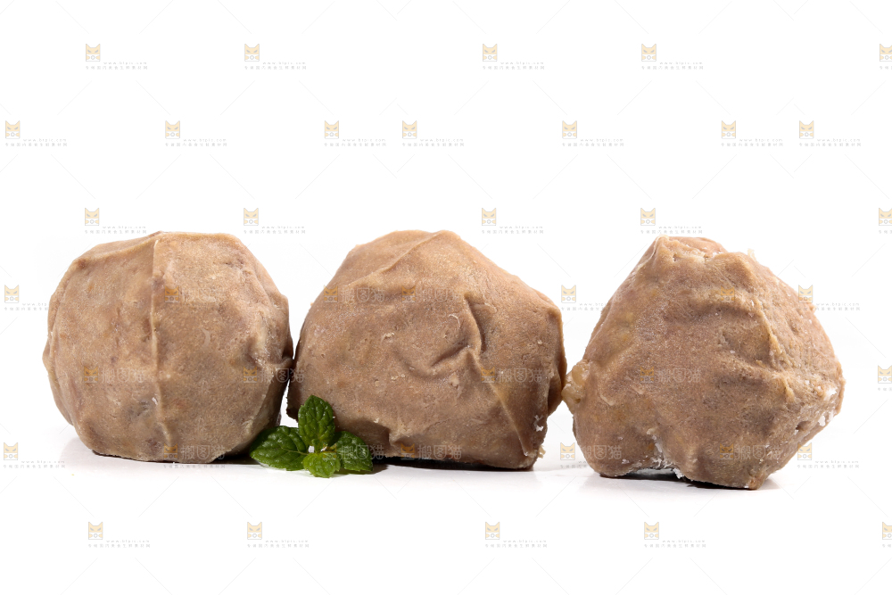 白底上的牛肉丸