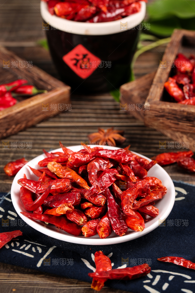 盘子里装着干辣椒