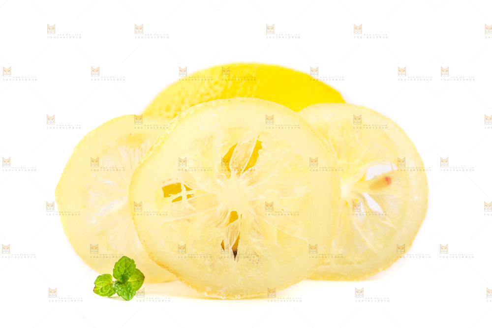 白底上放着干柠檬片