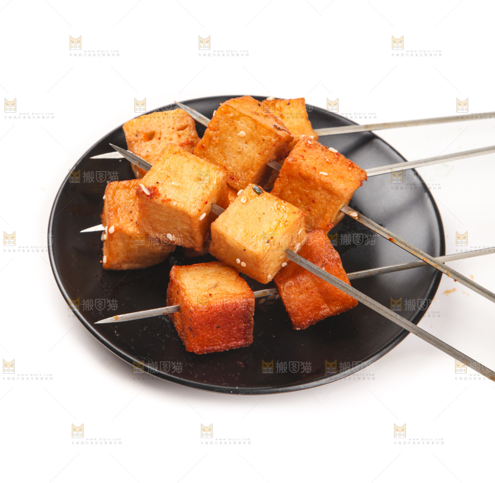 盘子里的豆腐串