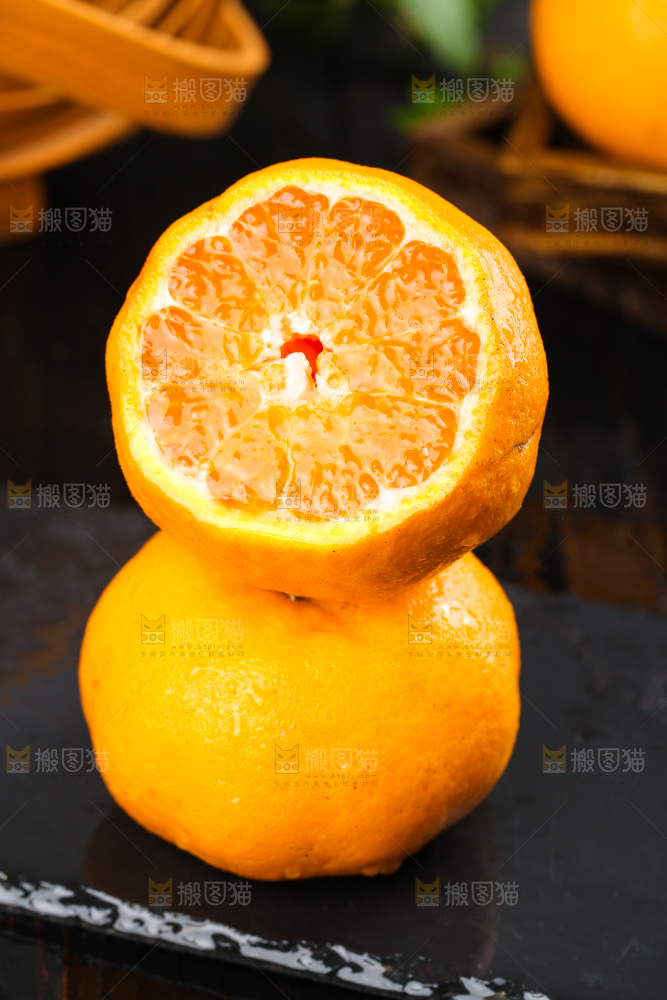 黑石板上的椪柑橘