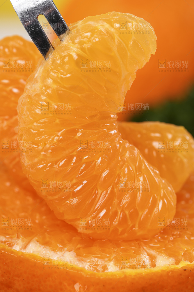 叉子上叉着春见果肉