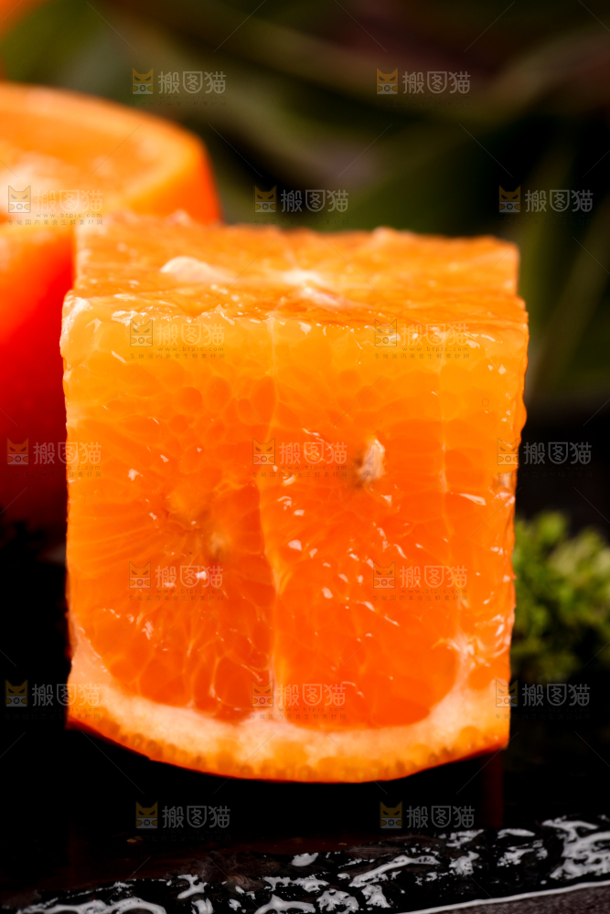 黑底上放着切开的沃柑果肉