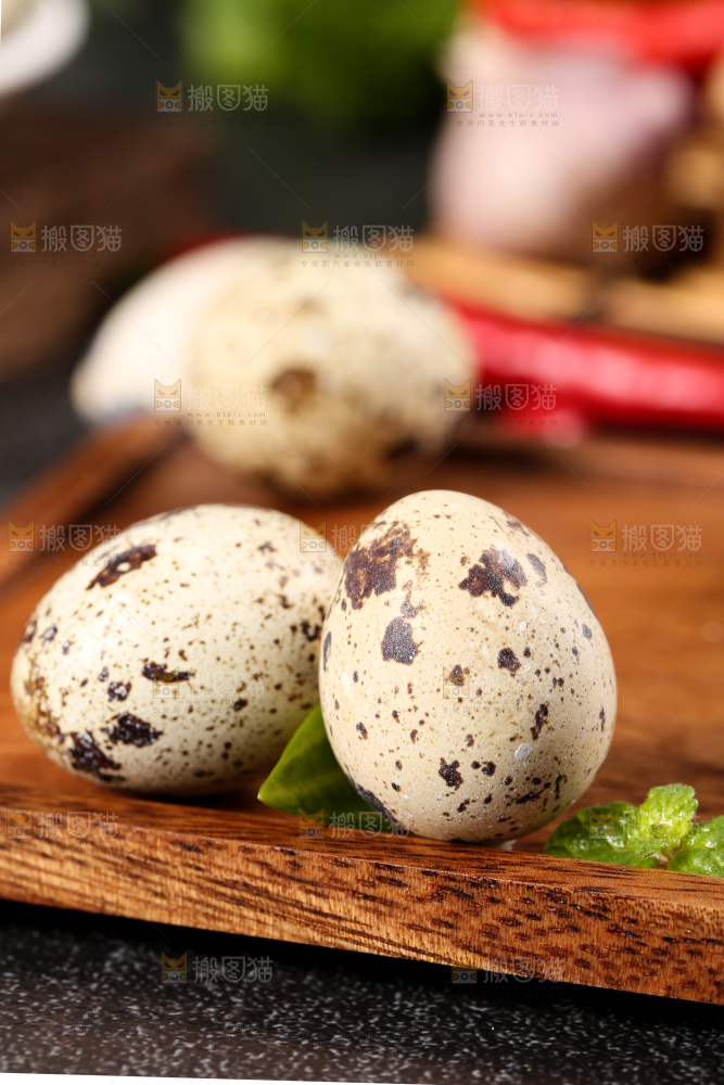 木盘里的鹌鹑蛋