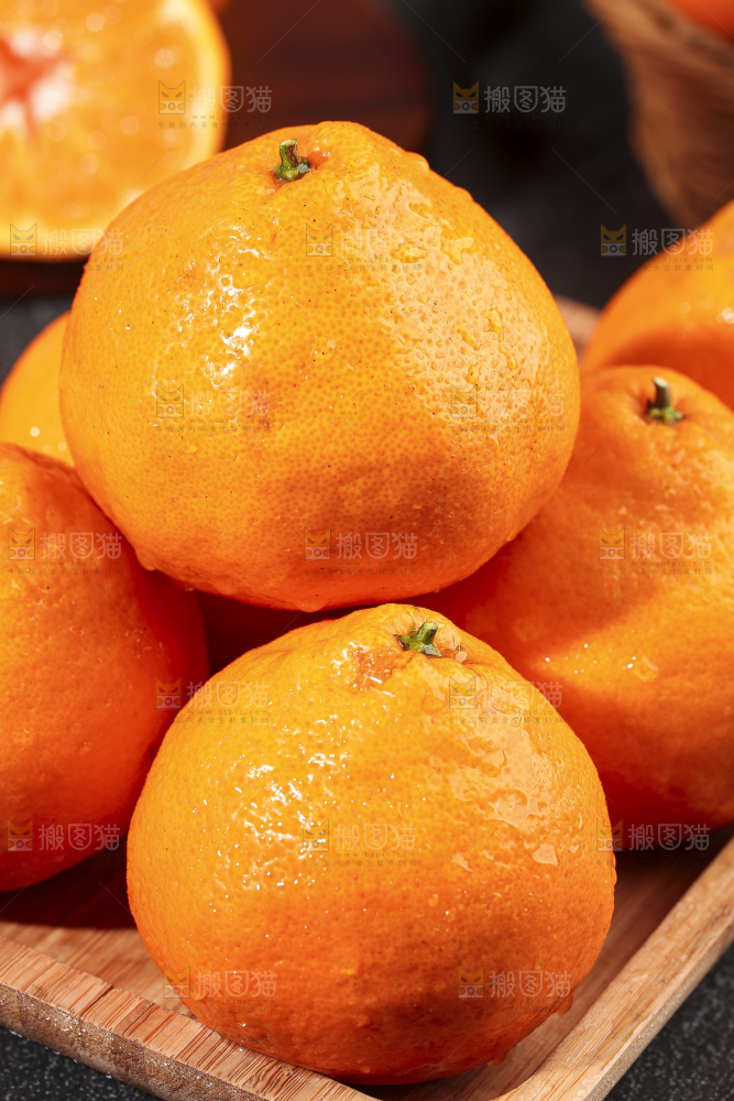 石板上放着一盘新鲜春见