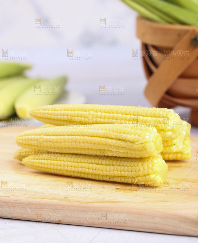 木板上的迷你玉米棒