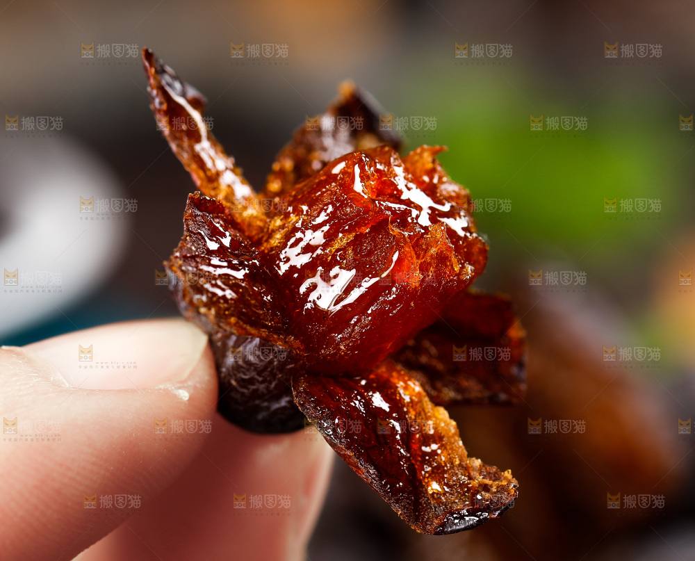 手拿掰开的黑枣