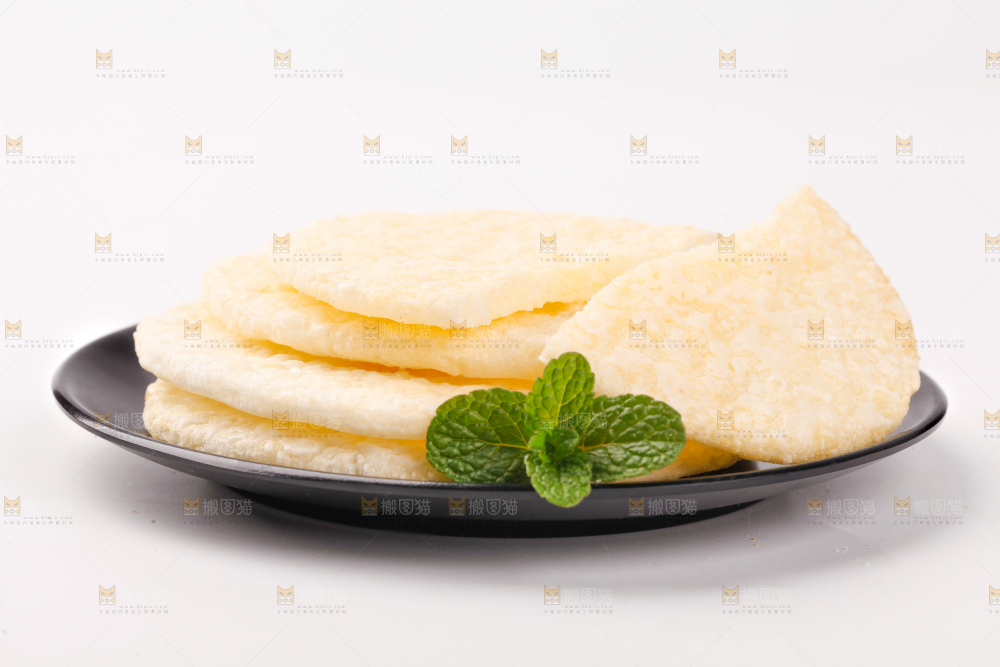 碟子里放着米饼