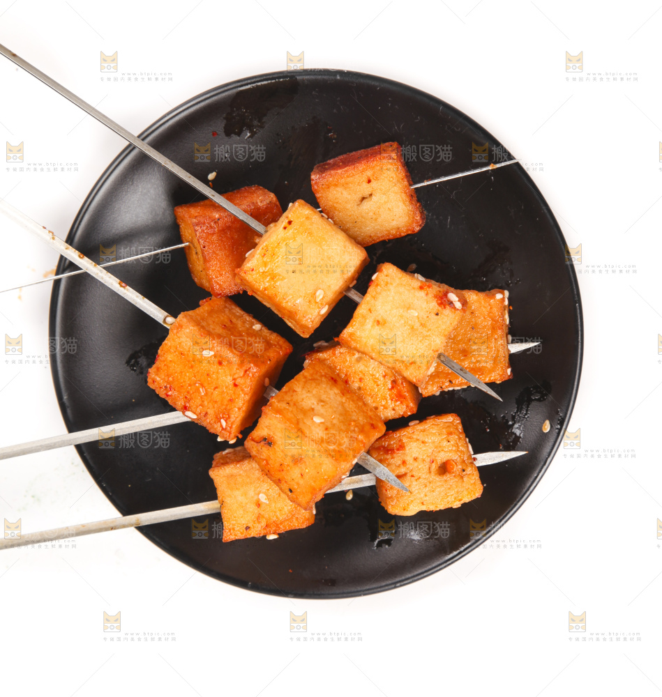 盘子里的豆腐串
