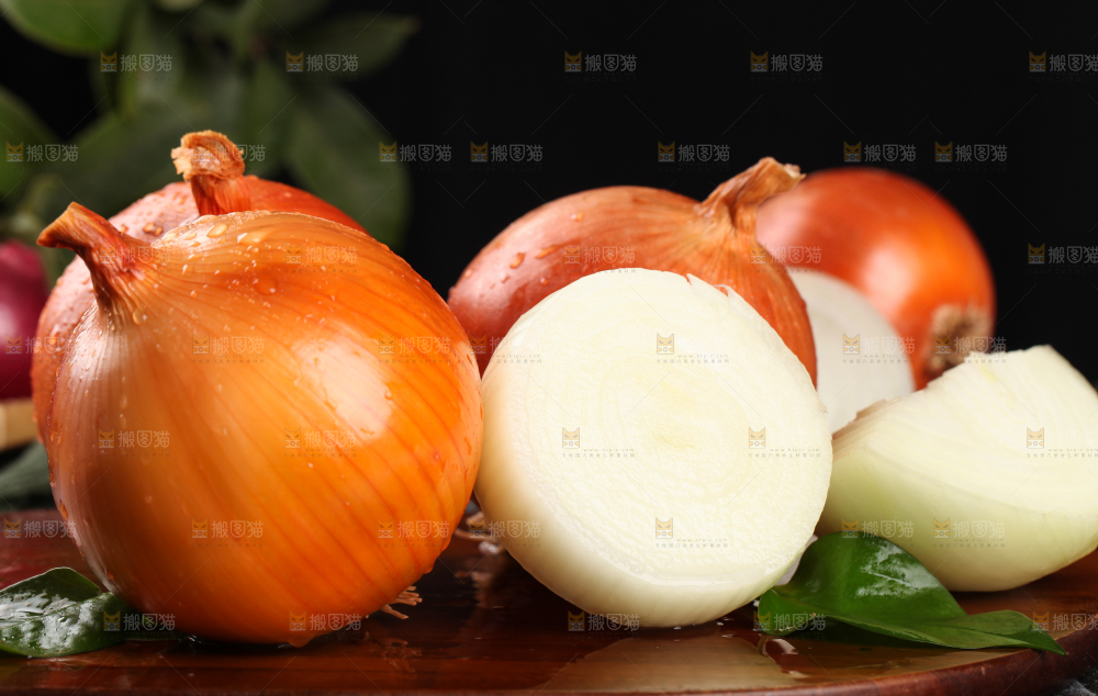 深底上放着黄皮洋葱