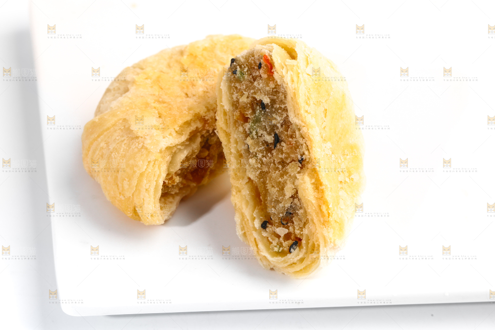 盘子里掰开的月饼