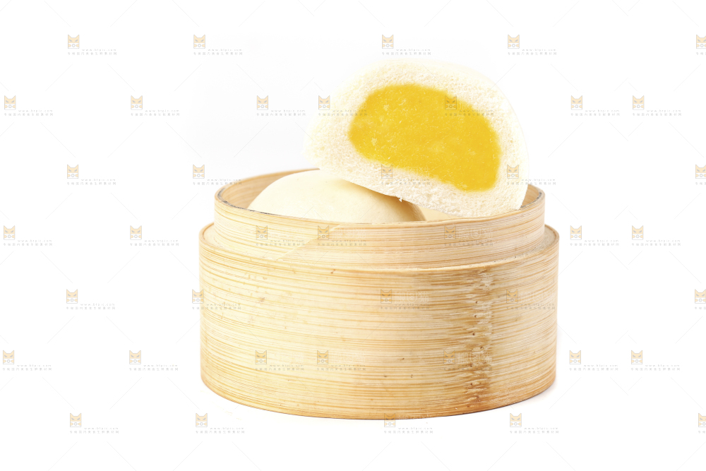 蒸笼里放着奶黄包