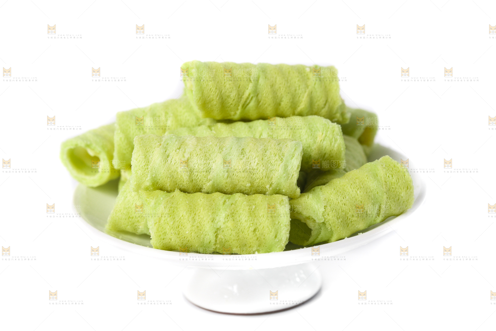碟子里装着抹茶蛋卷