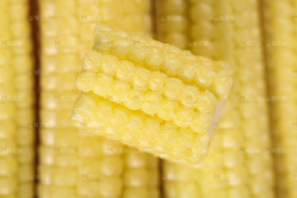 木板上的迷你玉米棒