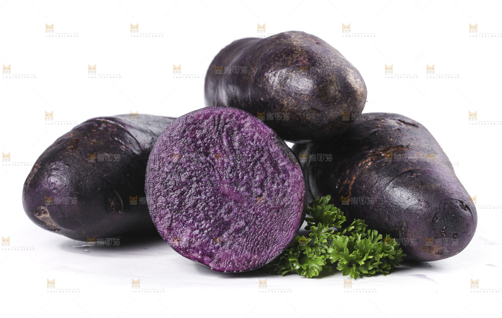 白底上摆放着紫色土豆