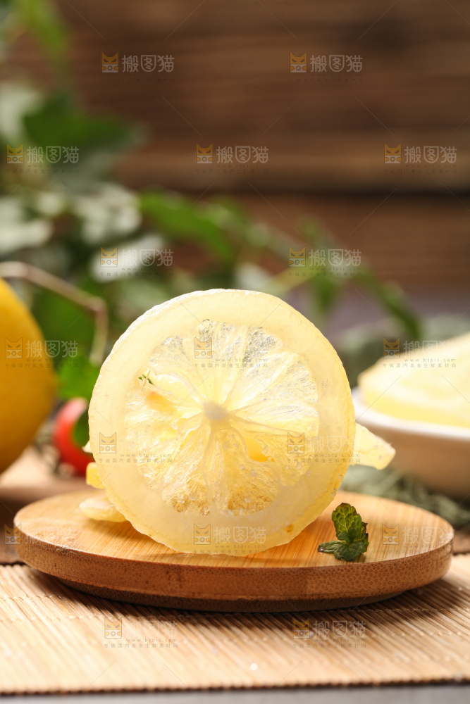 木板上的柠檬片