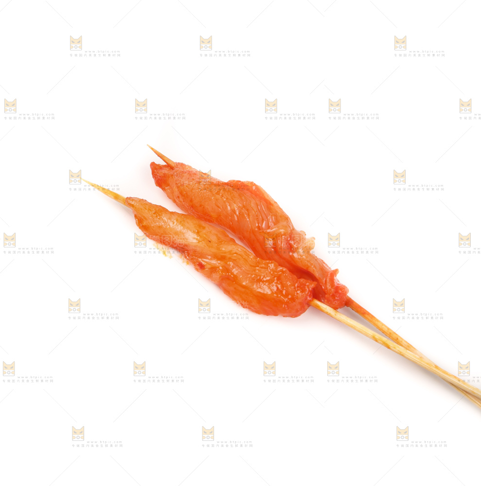 白底上放着肉串