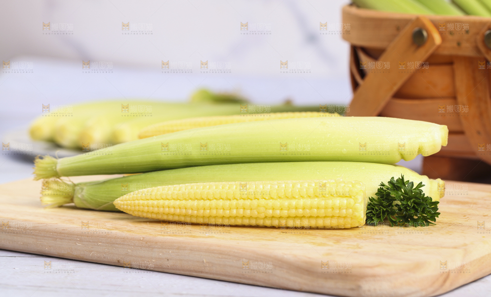 木板上的迷你玉米棒