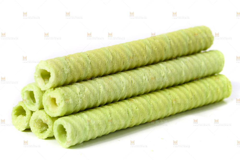 白底上摆放着抹茶卷