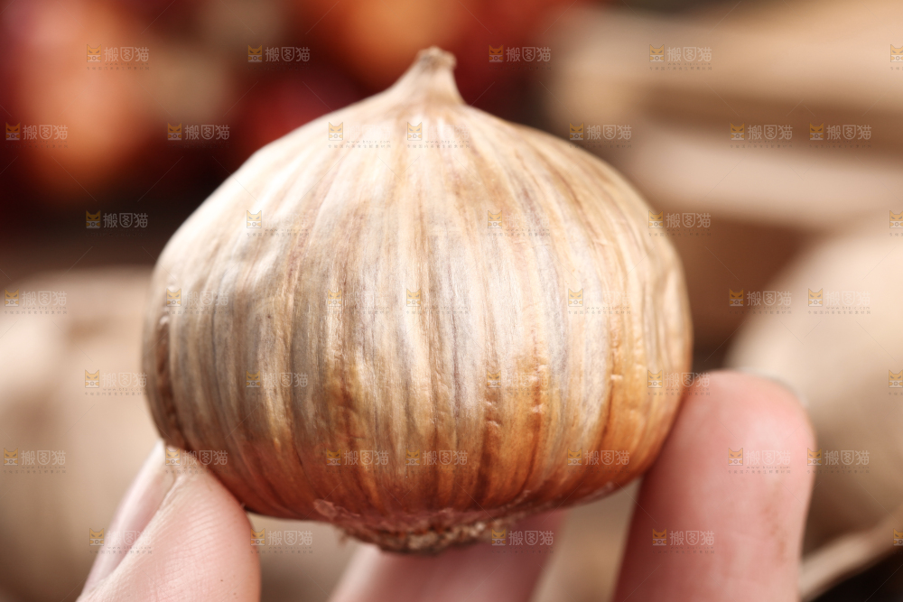 木板上放着独头黑蒜