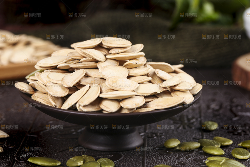 碗里装着纸皮南瓜子