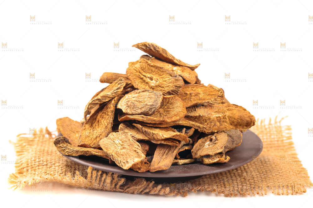 盘子里放着牛蒡根