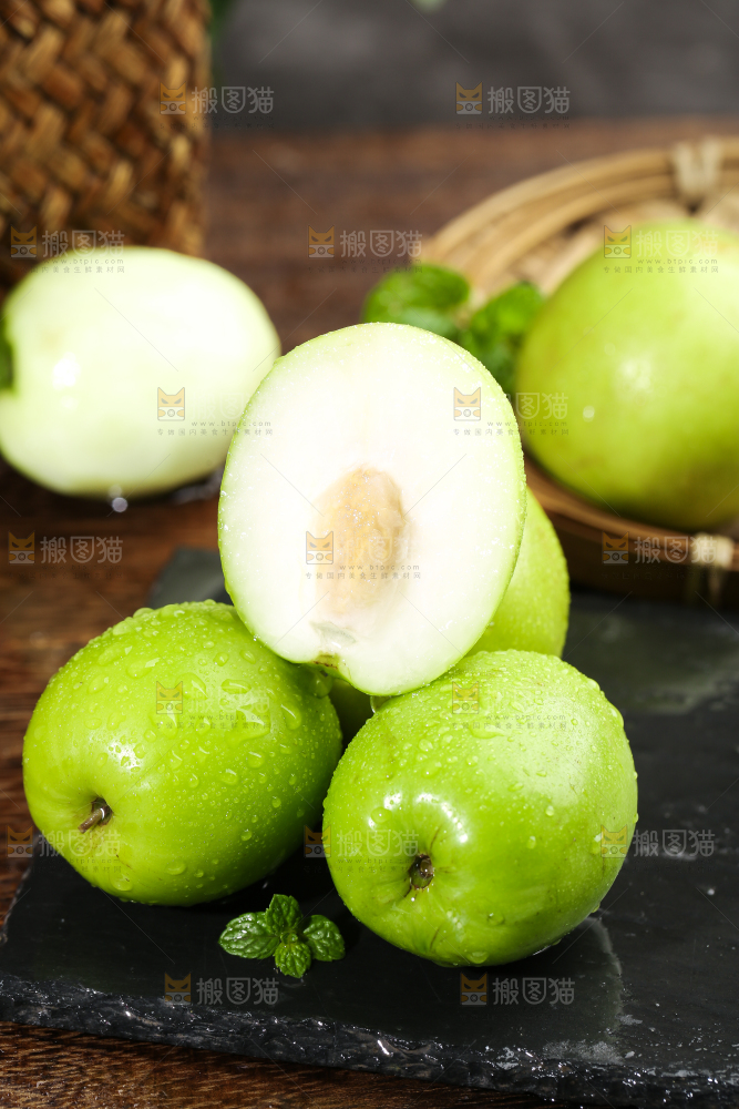 黑石板上放着切开的牛奶大青枣