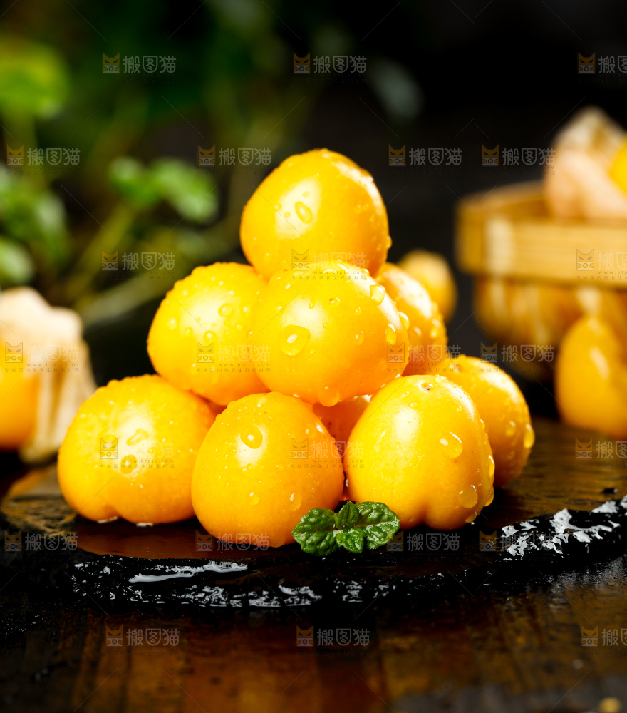 黑石板上放着灯笼果