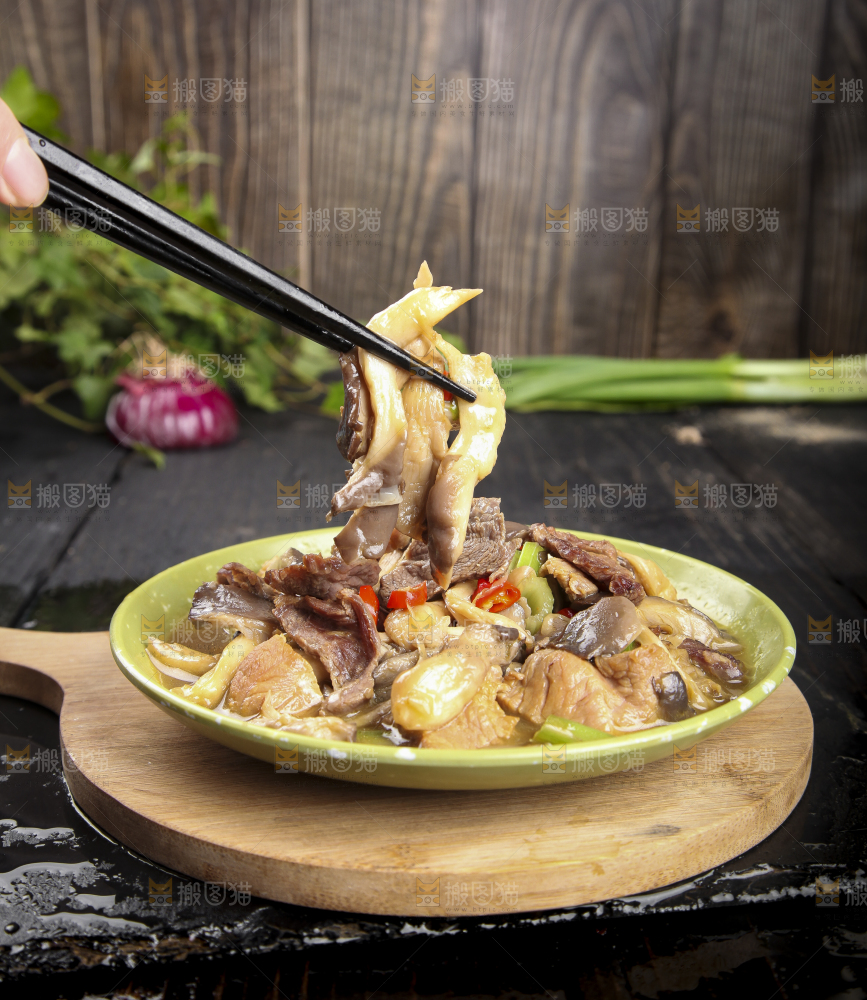 盘子里装着平菇炒肉